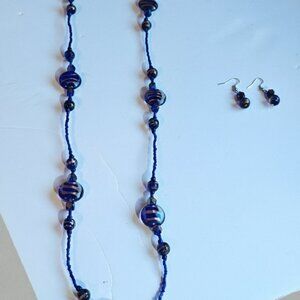 Turn heads with this Vintage Italian Venetian glass beaded necklace and matching